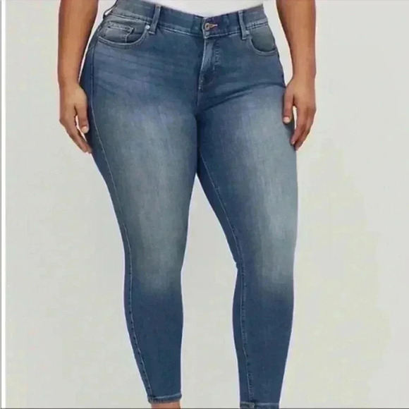 Torrid Women’s Bombshell Skinny Medium Wash Stretch Casual Jeans Size 18R - Picture 1 of 10